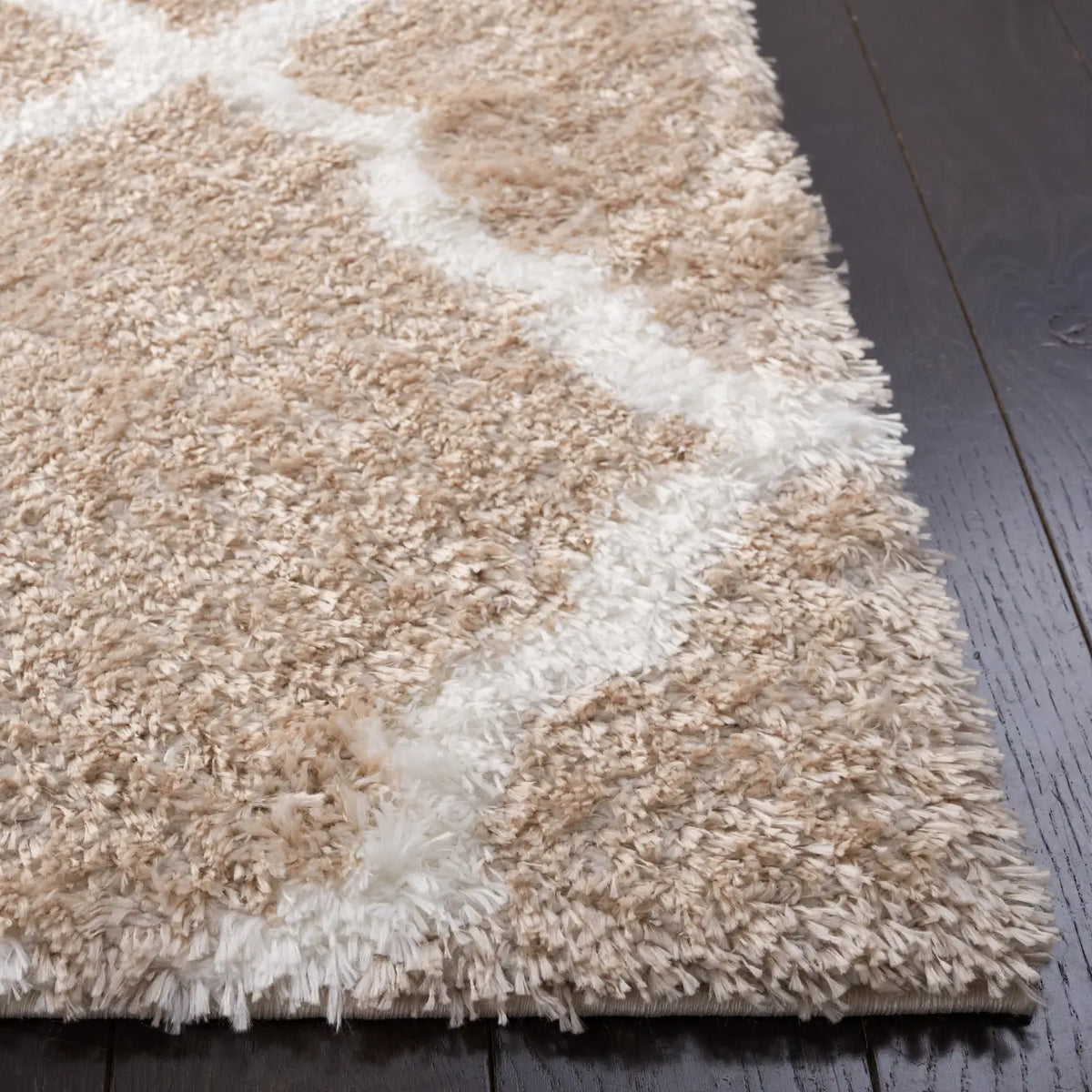 Safavieh Tahoe Shag 4'-0" x 6'-0" Rug in Beige / White