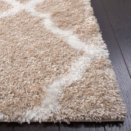 Safavieh Tahoe Shag 4'-0" x 6'-0" Rug in Beige / White