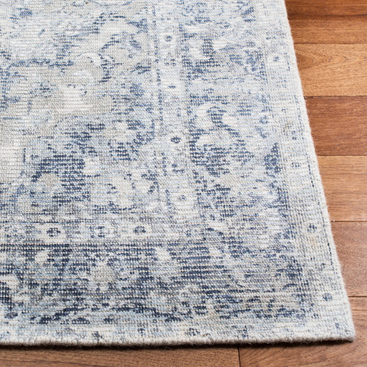 Safavieh Restoration Vintage 5'-0" x 8'-0" Rug in Ivory / Blue