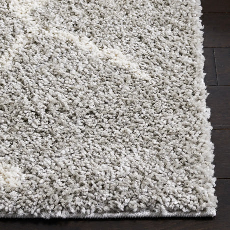 Safavieh Berber Shag 4'-0" x 6'-0" Rug in Light Grey / Cream