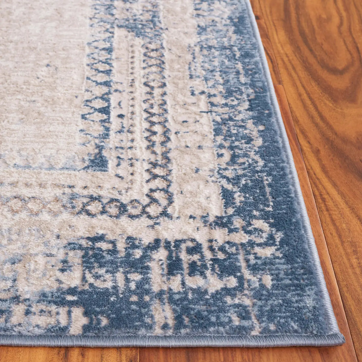 Safavieh Prestige 4'-0" x 6'-0" Rug in Beige / Blue