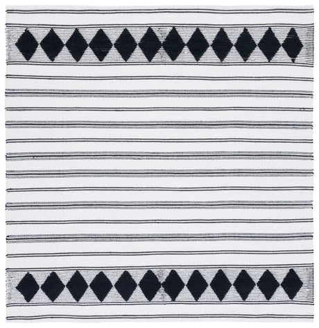 Safavieh Montauk 6'-0" x 6'-0" Rug in Black / Ivory
