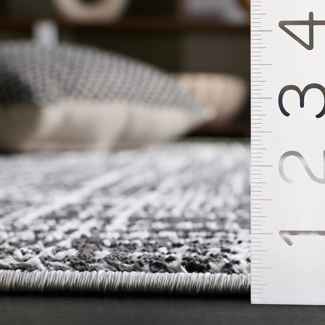 Safavieh Mila 4'-0" x 6'-0" Rug in Ivory / Black