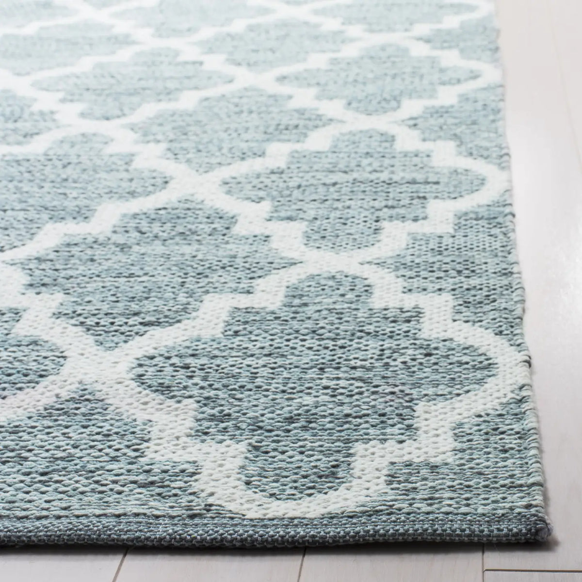 Safavieh Montauk 5'-0" x 8'-0" Rug in Mint / Ivory