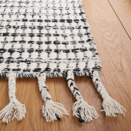 Safavieh Casablanca 4'-0" x 6'-0" Rug in Black / Ivory