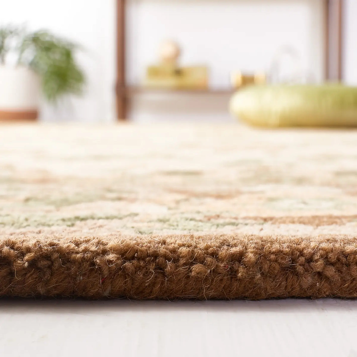 Safavieh Antiquity 4'-0" x 6'-0" Rug in Ivory / Beige