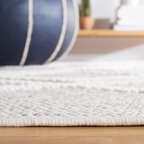 Safavieh Lotus 4'-0" x 6'-0" Rug in Beige / Ivory