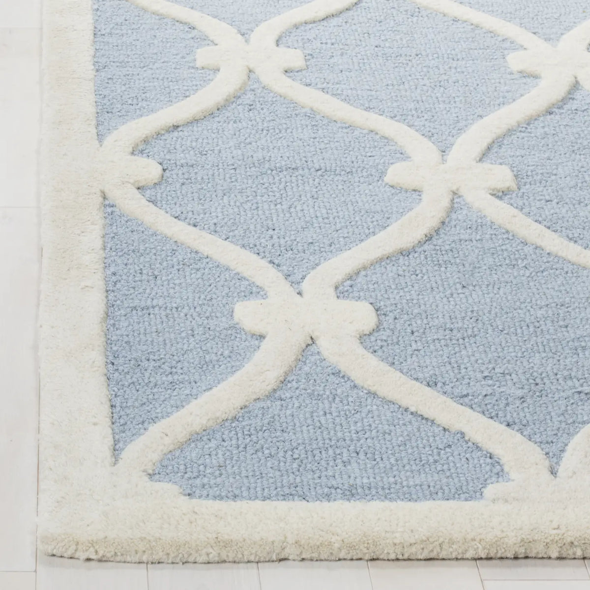 Safavieh Cambridge 5'-0" x 8'-0" Rug in Blue / Ivory