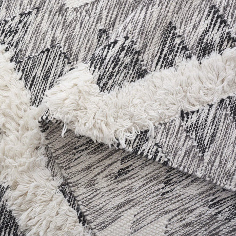 Safavieh Kenya 6'-0" x 9'-0" Rug in Black / Ivory