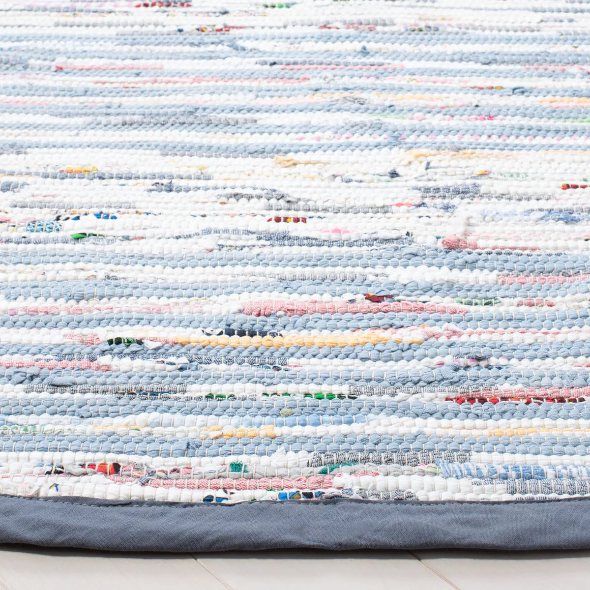Safavieh Montauk 6'-0" x 6'-0" Rug in Blue / Ivory