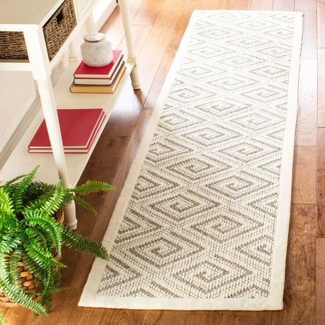Safavieh Palm Beach 2'-0" x 8'-0" Rug in Natural / Ivory
