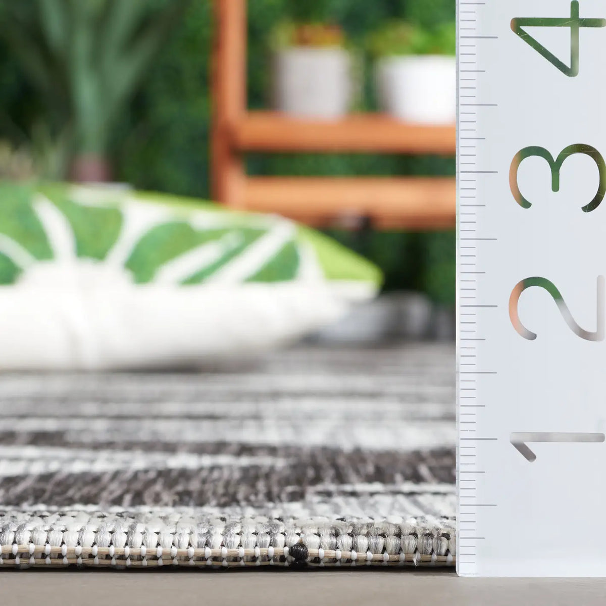 Safavieh Courtyard 4'-0" x 5'-7" Rug in Black / Grey