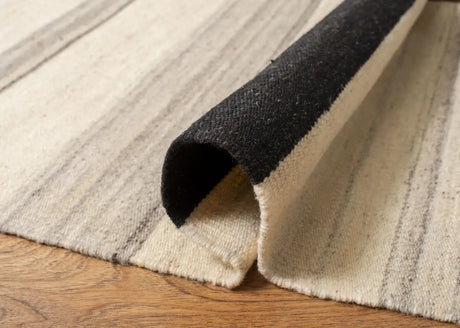 Safavieh Dhurries 5'-0" x 8'-0" Rug in Natural / Grey