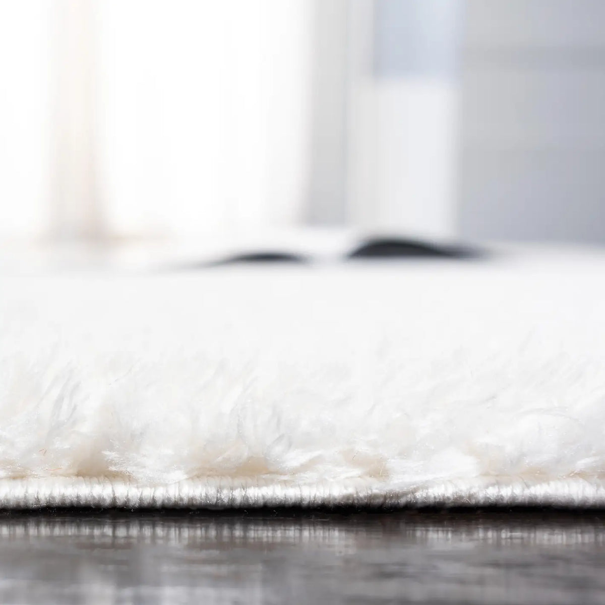 Safavieh Decora Shaggy 4'-0" x 6'-0" Rug in Ivory