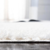 Safavieh Decora Shaggy 4'-0" x 6'-0" Rug in Ivory