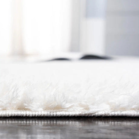 Safavieh Decora Shaggy 4'-0" x 6'-0" Rug in Ivory