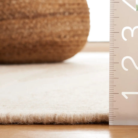 Safavieh Kilim 4'-0" x 6'-0" Rug in Taupe / Ivory