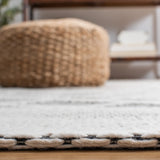 Safavieh Marbella 4'-0" x 6'-0" Rug in Ivory / Black