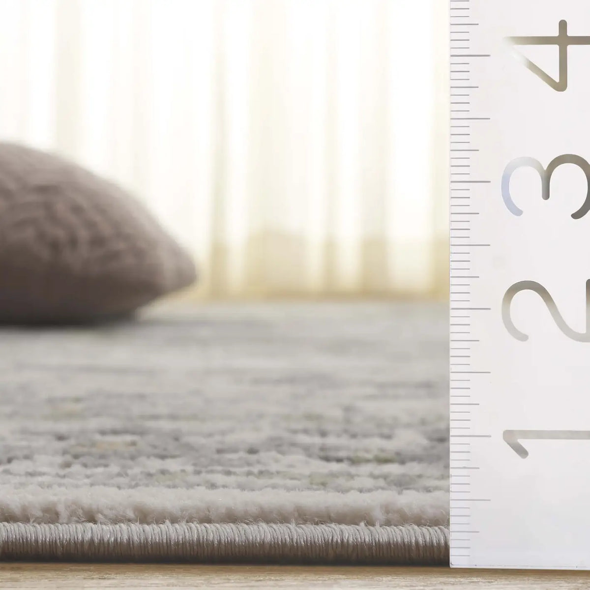 Safavieh Prestige 4'-0" x 6'-0" Rug in Ivory / Grey