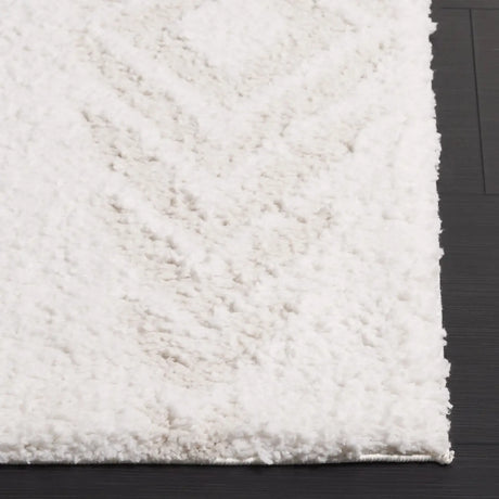 Safavieh Rumi Shag 4'-0" x 6'-0" Rug in Ivory / Light Beige