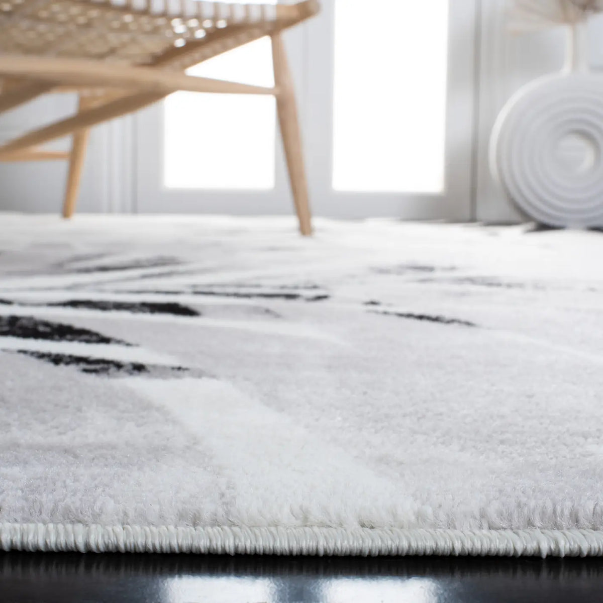 Safavieh Skyler 4'-0" x 6'-0" Rug in Ivory / Black