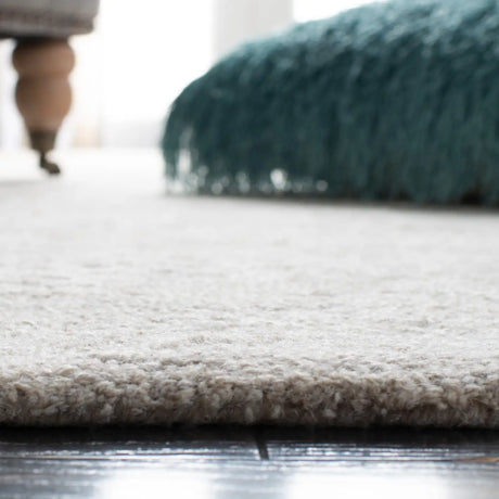 Safavieh Micro-Loop 4'-0" x 6'-0" Rug in Silver / Ivory