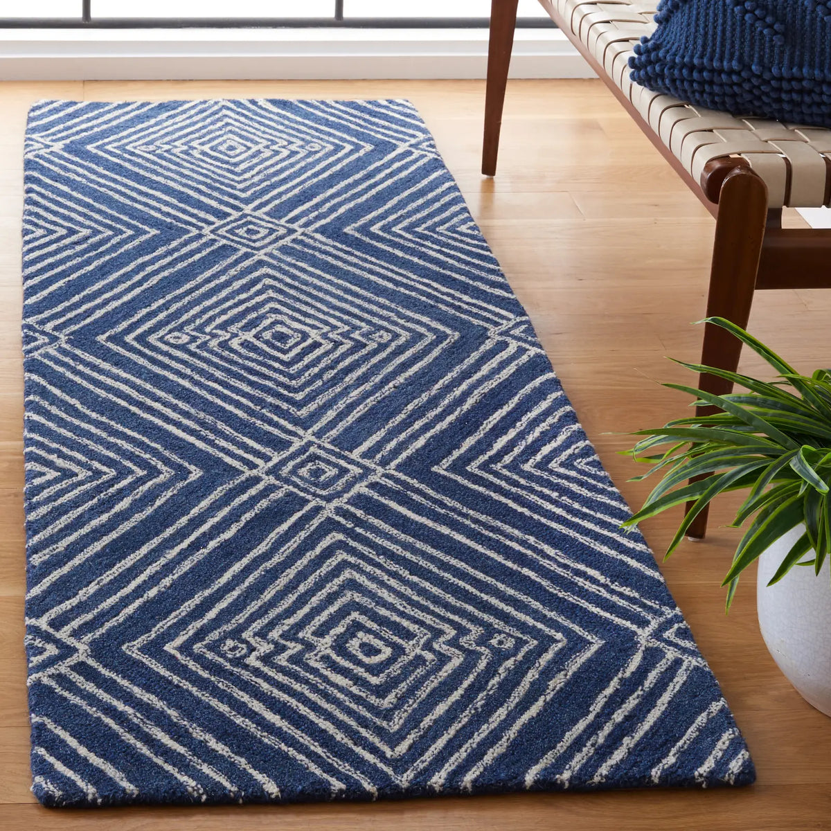 Safavieh Micro-Loop 2'-3" x 7'-0" Rug in Navy / Ivory