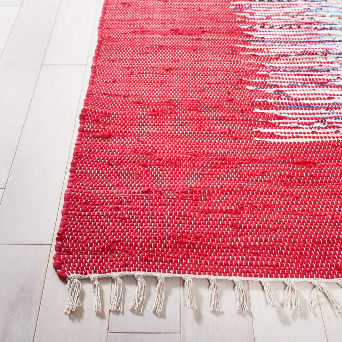 Safavieh Montauk 4'-0" x 6'-0" Rug in Ivory / Red