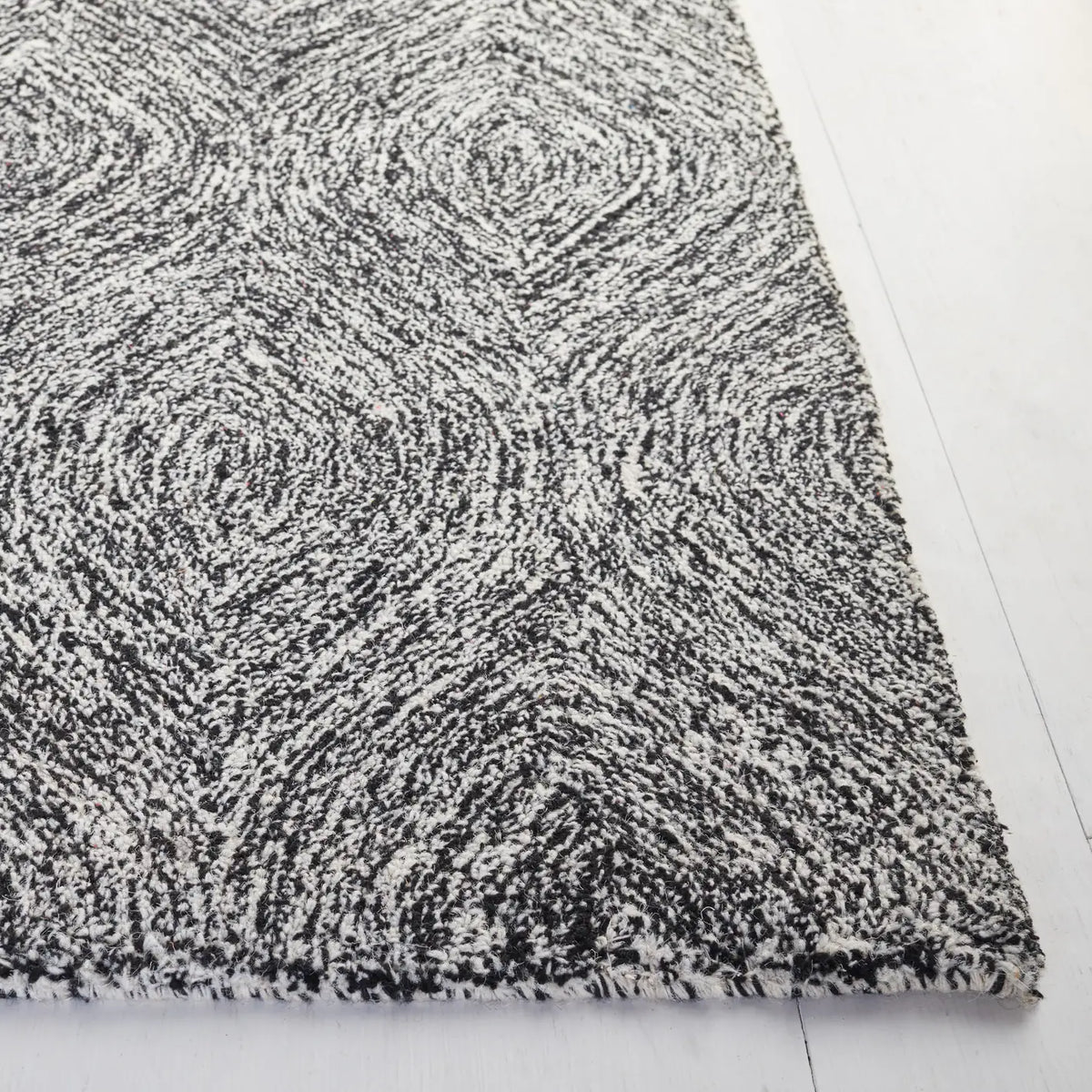 Safavieh Micro-Loop 5'-0" x 8'-0" Rug in Black / Ivory