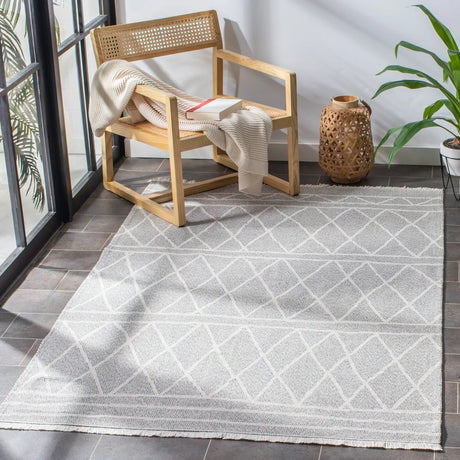 Safavieh Augustine 4'-5" x 6'-5" Rug in Grey / Ivory