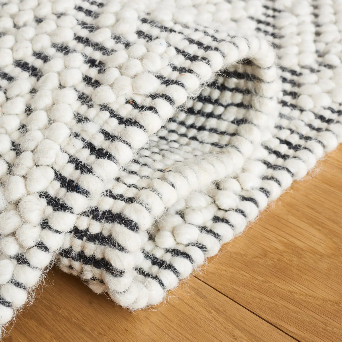 Safavieh Marbella 4'-0" x 6'-0" Rug in Ivory / Black
