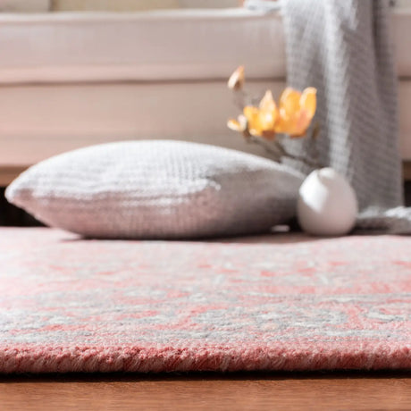 Safavieh Micro-Loop 4'-0" x 6'-0" Rug in Pink / Ivory