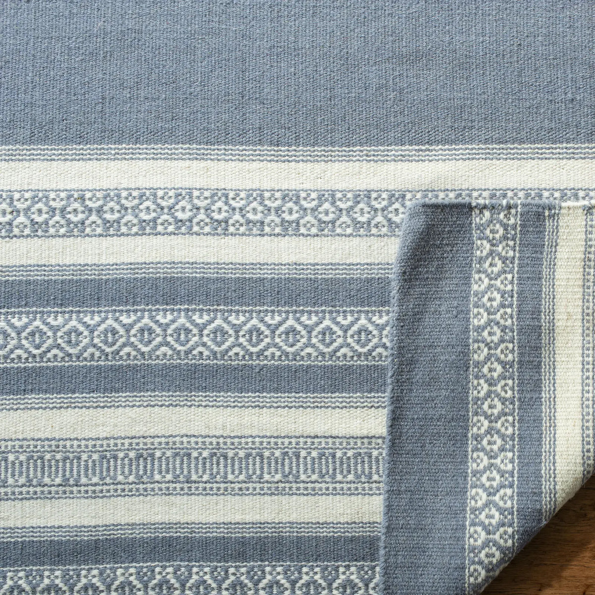 Safavieh Dhurries 5'-0" x 8'-0" Rug in Grey