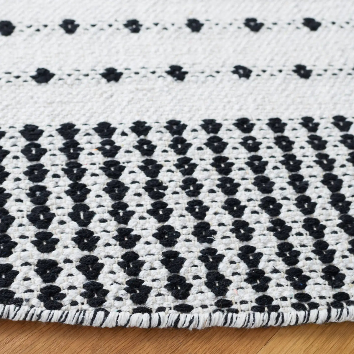 Safavieh Montauk 6'-0" x 6'-0" Rug in Black / Ivory
