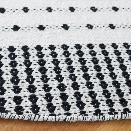 Safavieh Montauk 6'-0" x 6'-0" Rug in Black / Ivory