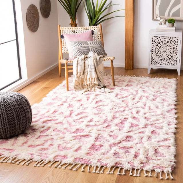 Safavieh Manhattan 4'-0" x 6'-0" Rug in Ivory / Pink