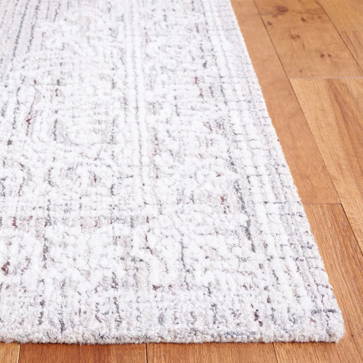 Safavieh Ebony 4'-0" x 6'-0" Rug in Brown / Ivory
