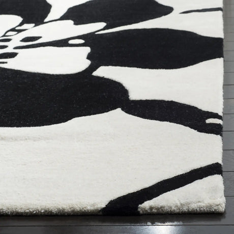 Safavieh Soho 5'-0" x 8'-0" Rug in Black / White