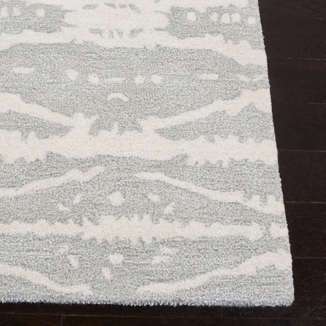 Safavieh Soho 3'-6" x 5'-6" Rug in Light Grey / Ivory