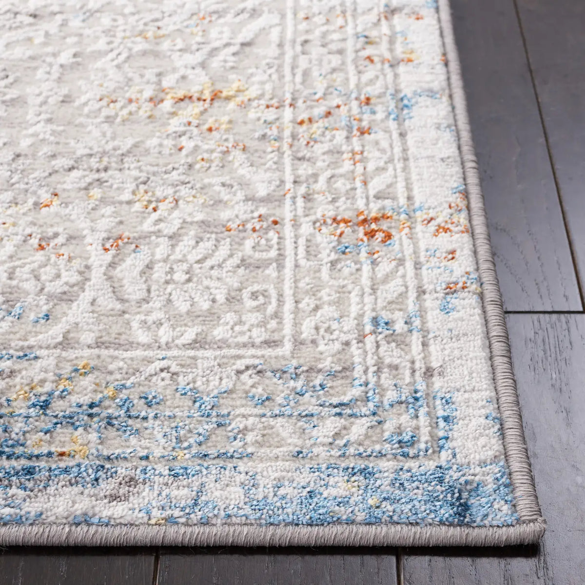 Safavieh Amelia 4'-5" x 6'-5" Rug in Grey / Light Grey