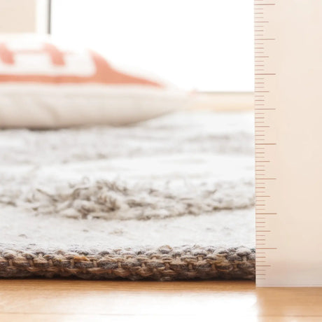 Safavieh Natura 4'-0" x 6'-0" Rug in Grey / Ivory