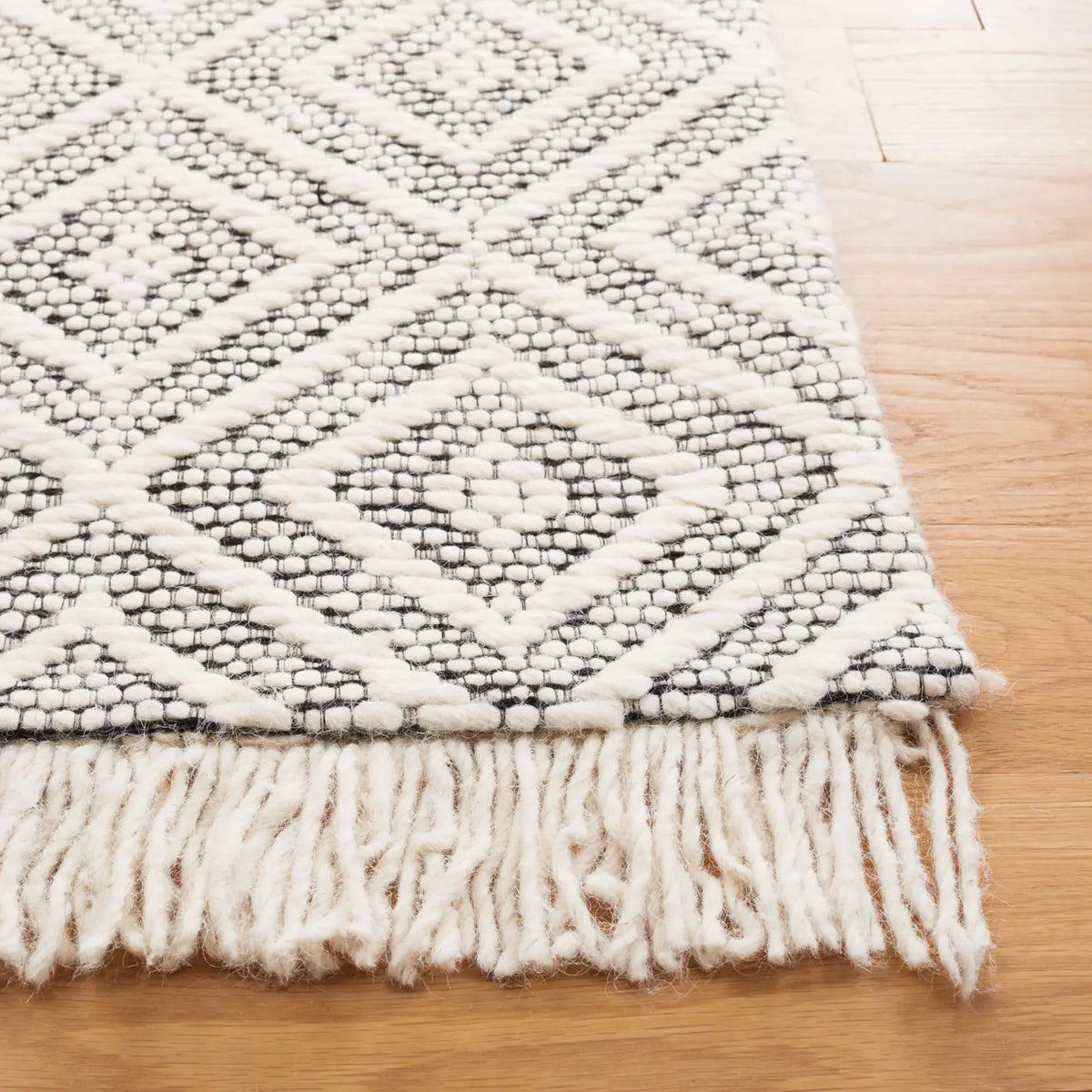 Safavieh Marbella 4'-0" x 6'-0" Rug in Ivory / Black