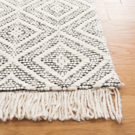 Safavieh Marbella 4'-0" x 6'-0" Rug in Ivory / Black