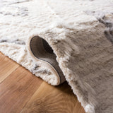 Safavieh Casablanca 4'-0" x 6'-0" Rug in Ivory / Grey