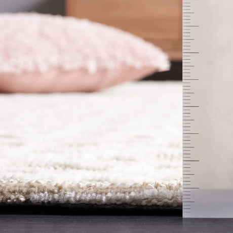 Safavieh Audrey 4'-0" x 6'-0" Rug in Taupe / Ivory