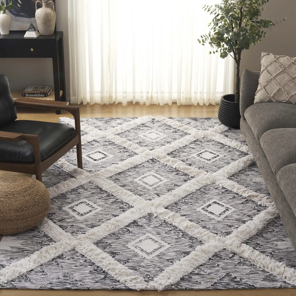 Safavieh Kenya 6'-0" x 9'-0" Rug in Black / Ivory