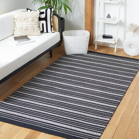 Safavieh Kilim 4'-0" x 6'-0" Rug in Black / Ivory
