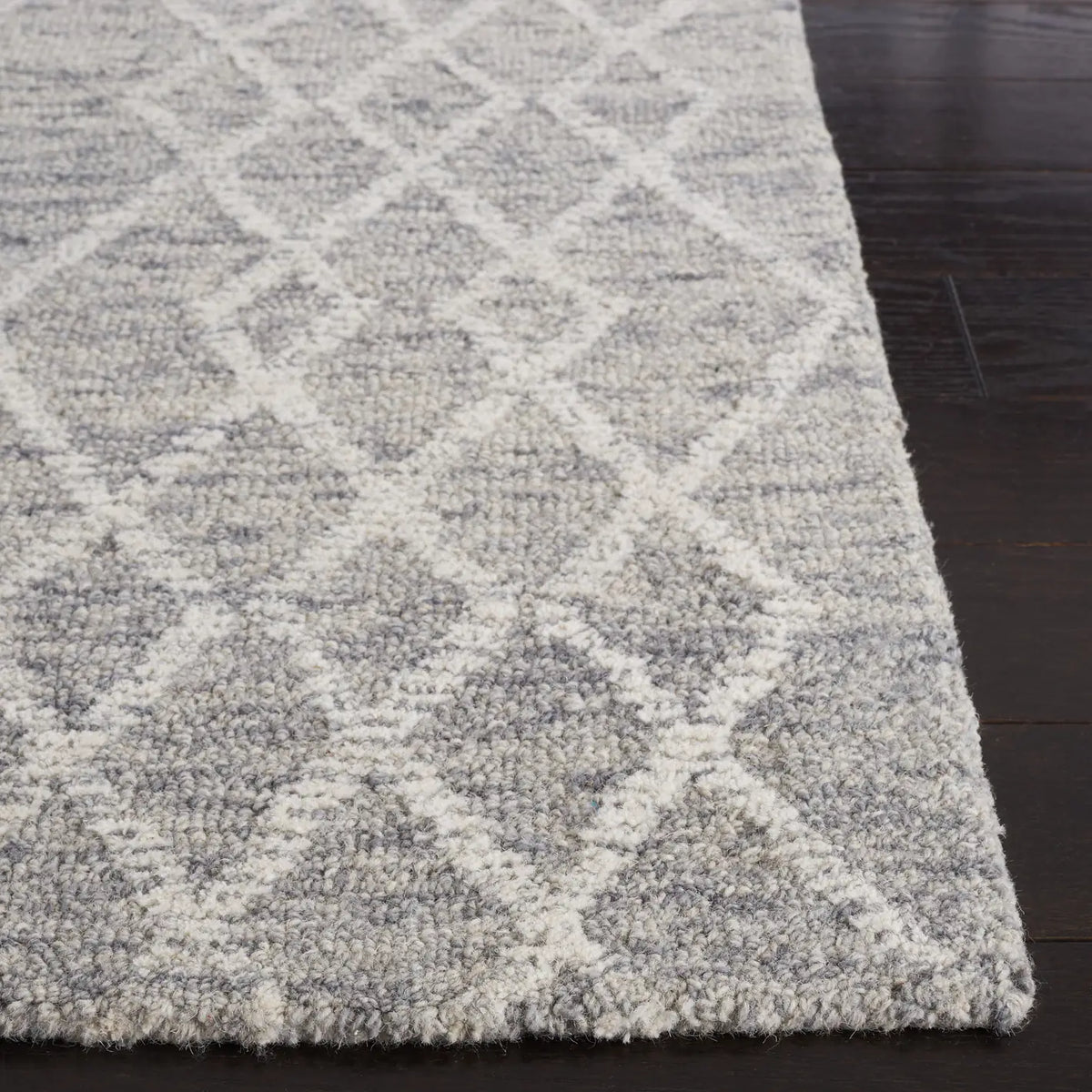 Safavieh Metro 4'-0" x 6'-0" Rug in Grey / Ivory