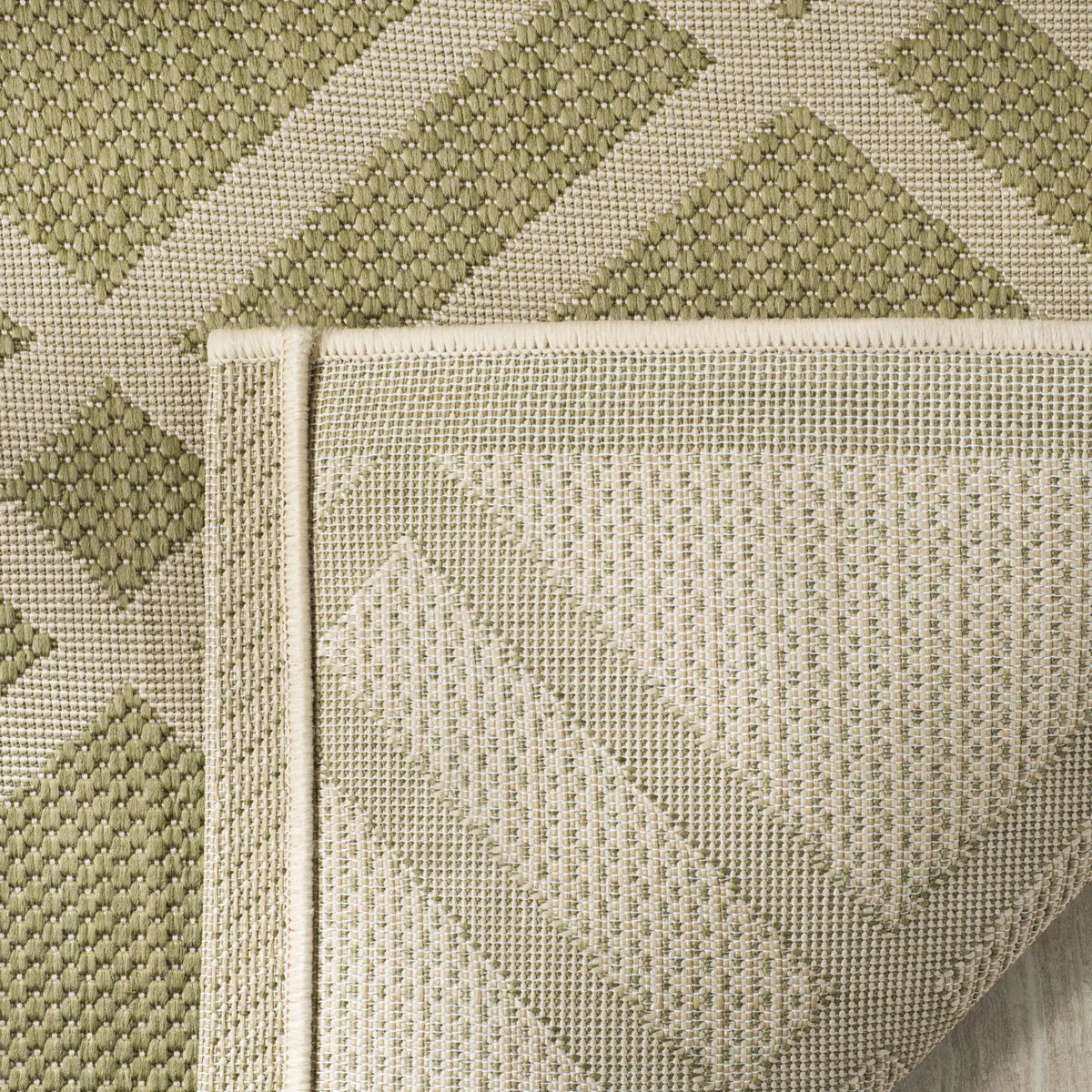 Safavieh Courtyard 4'-0" x 5'-7" Rug in Green / Beige