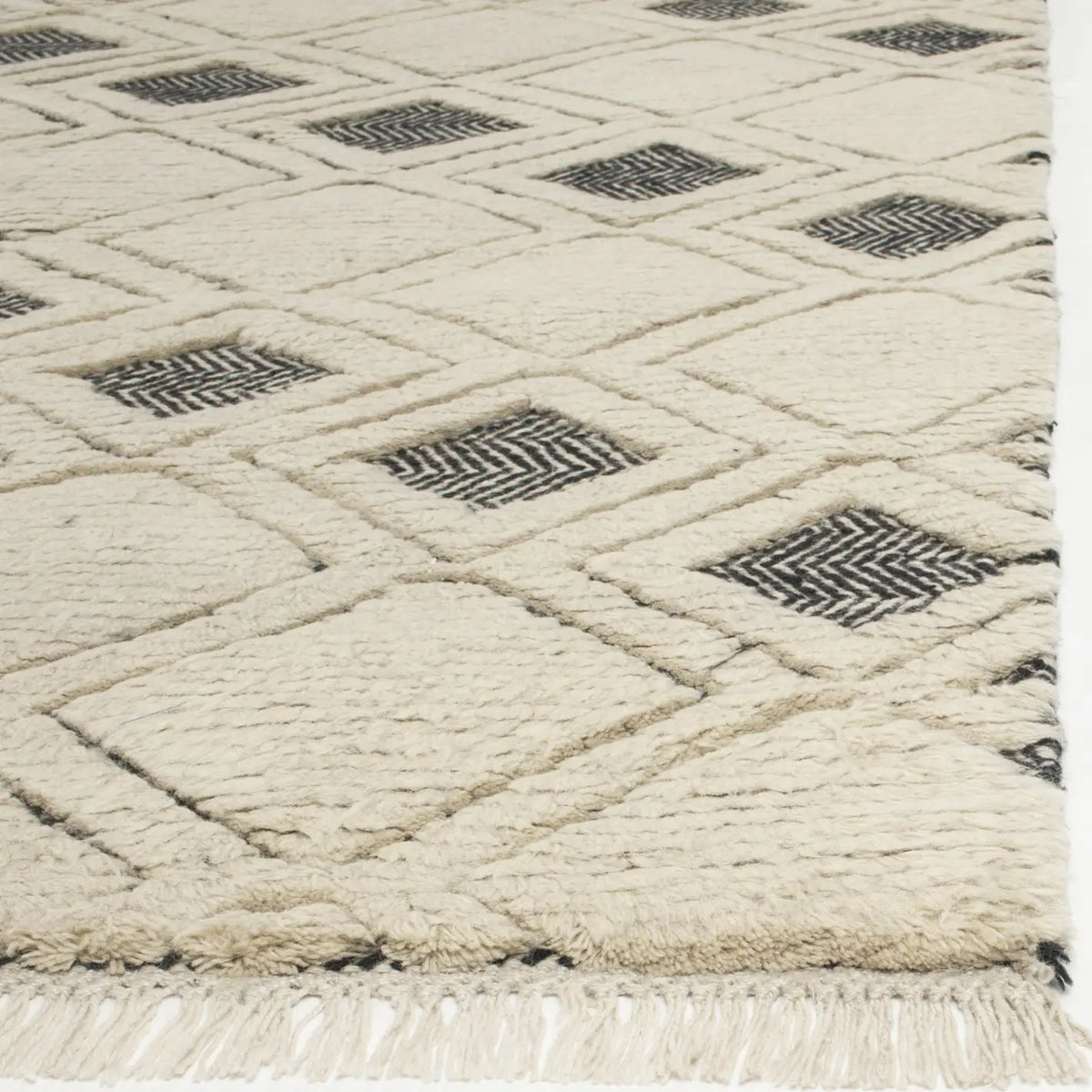 Safavieh Kenya 8'-0" x 10'-0" Rug in Ivory / Black